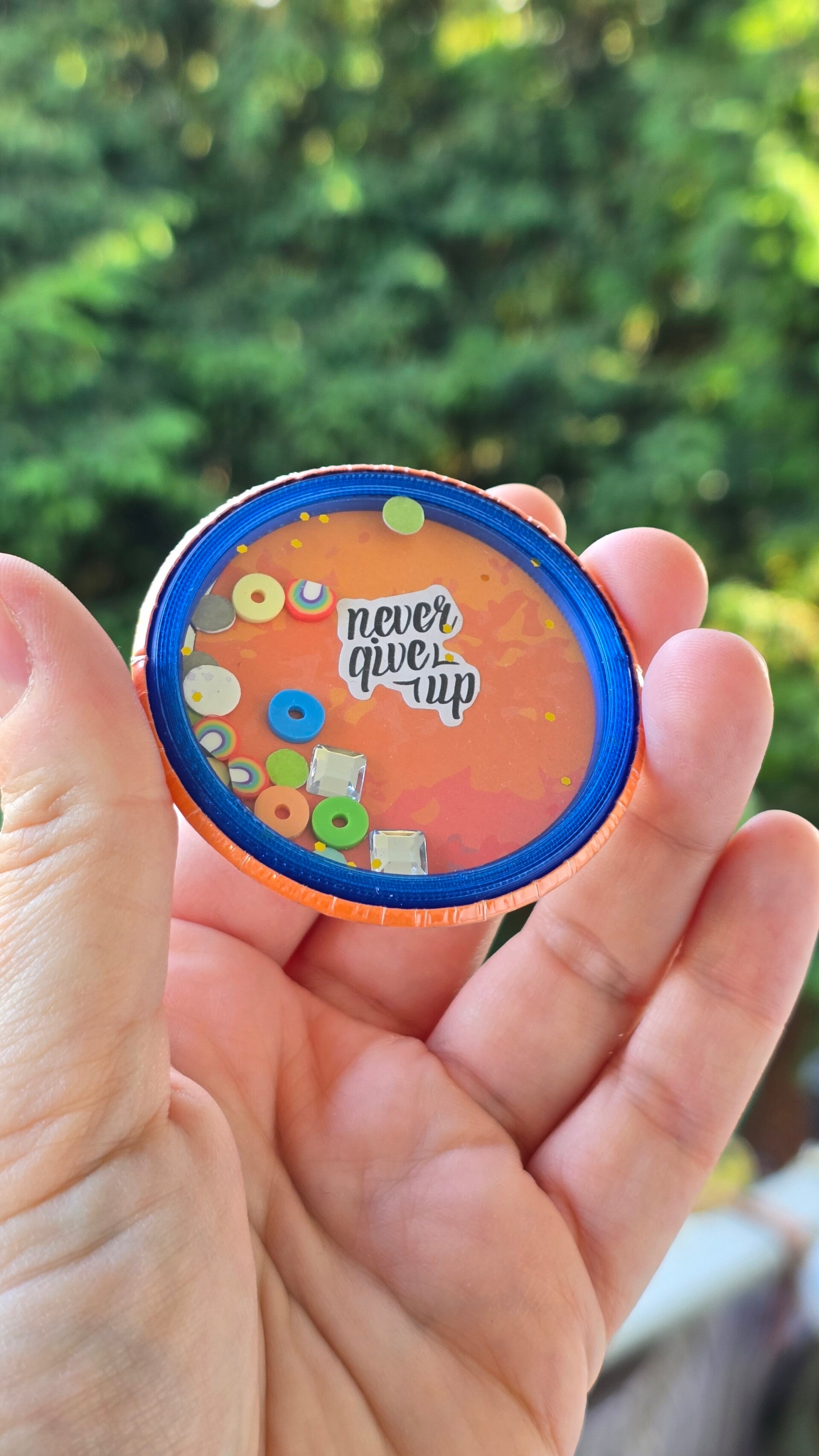 Schüttelbutton von Denkbuttisch mit verschiedenen Ring-Rückseiten