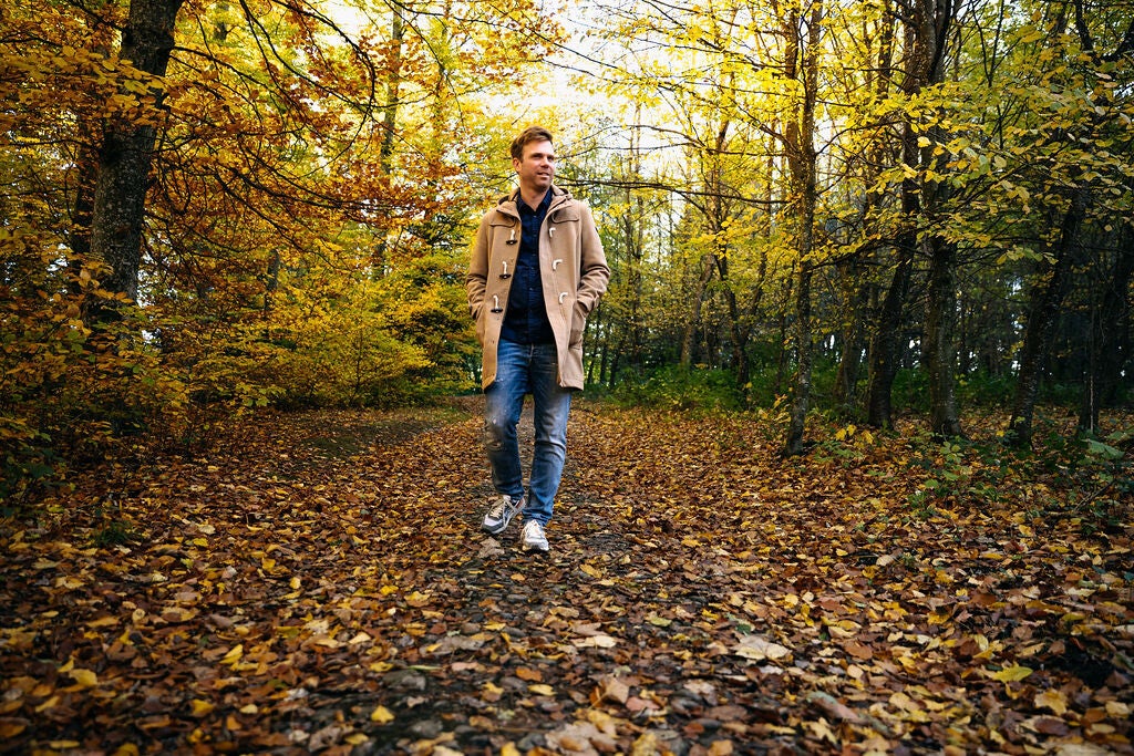 Luc Brugger – marche dans la forêt d’automne, symbole du retour à la présence et de la vie consciente.