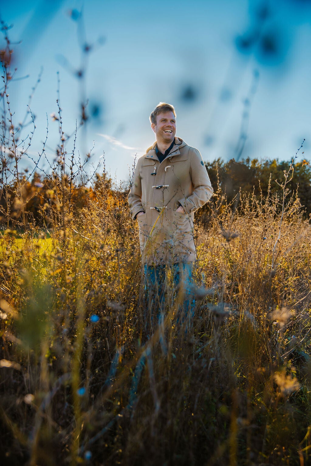 Luc Brugger – présence dans les herbes dorées, transmission vivante et parole consciente