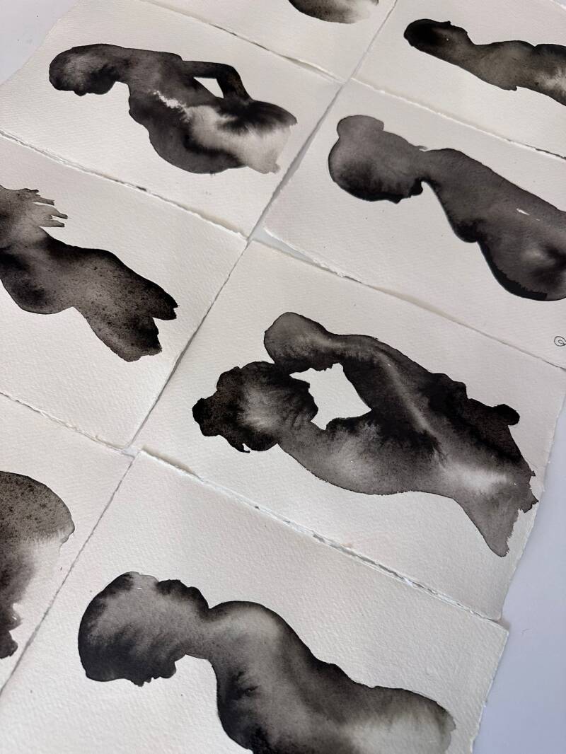 Inktportret geschilderd door Laura Boudesteijn. Je ziet een meisje van 3 jaar  met een glimlach. 