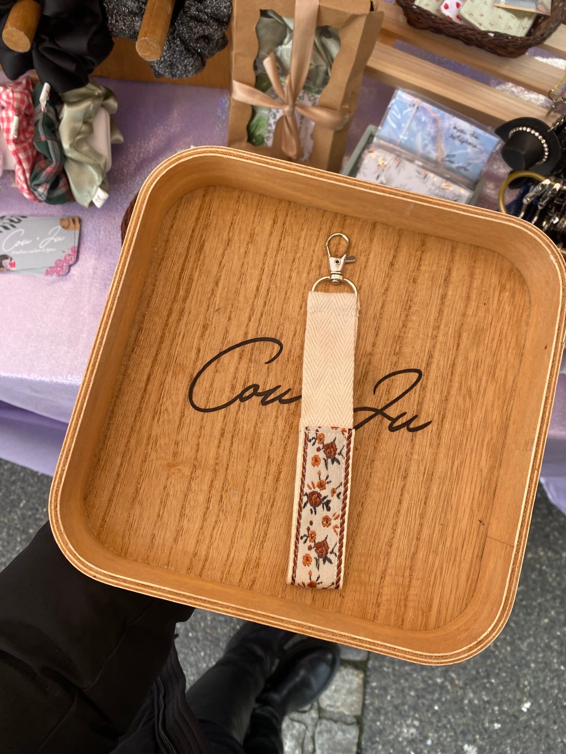 🌸 Porte-clés fleuri crème (motif fin)