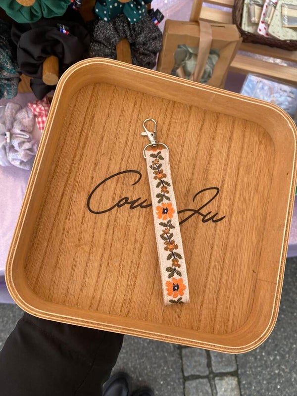 🌼 Porte-clés fleuri crème (motif floral large)