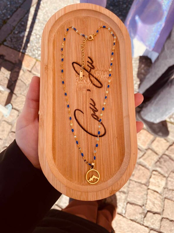 💙 Collier petites billes bleu électrique & pendentif montagne