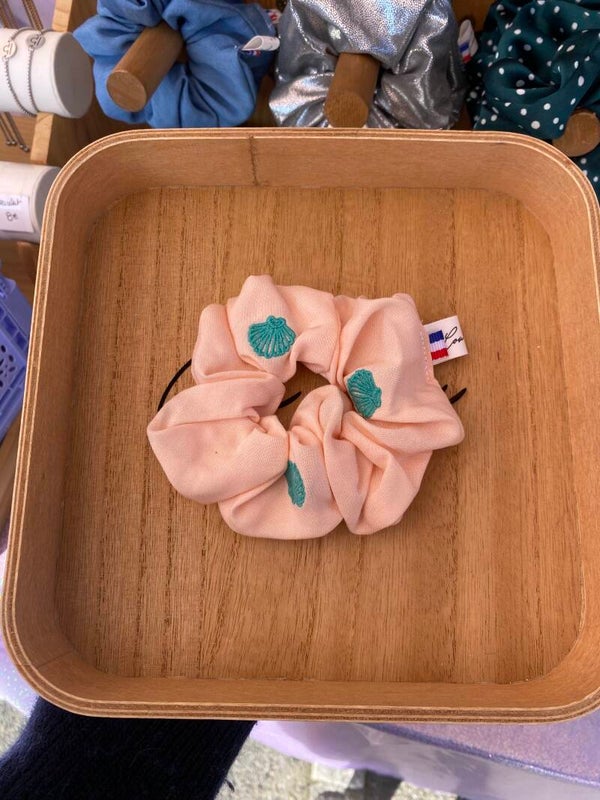 Chouchou corail brodé coquillage turquoise