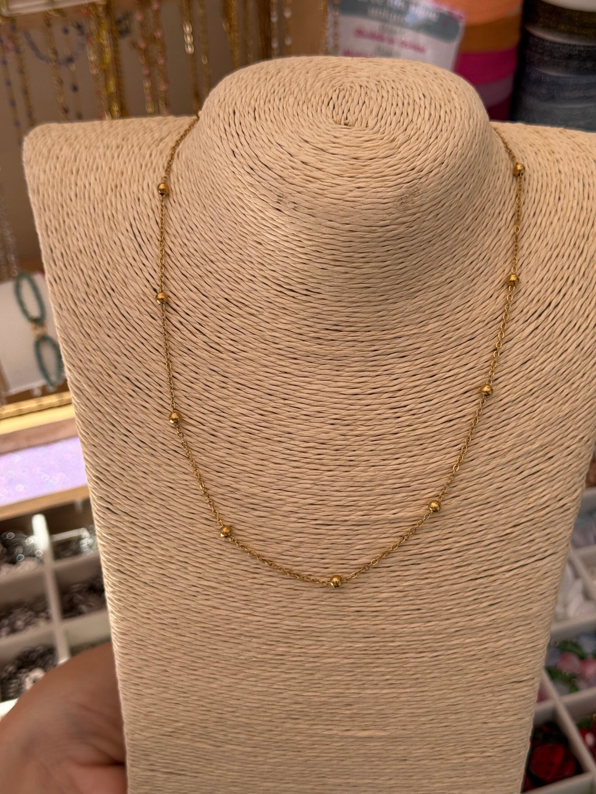 Collier maille avec billes doré
