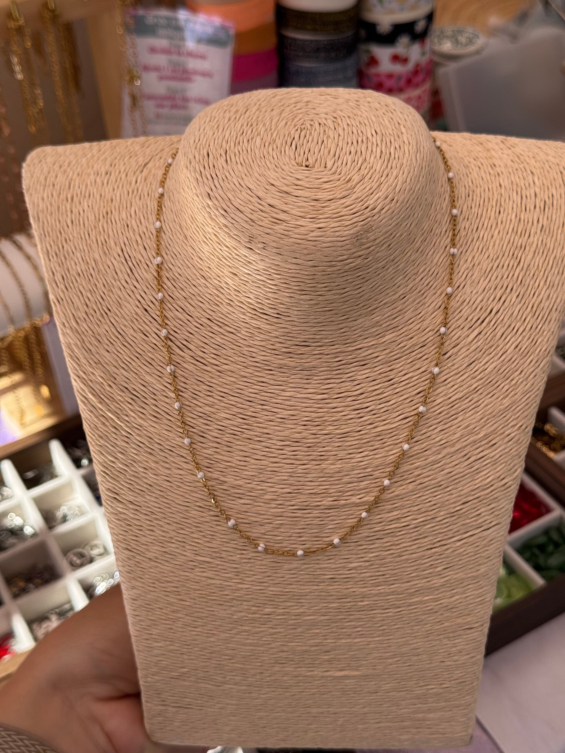 Collier doré points blanc