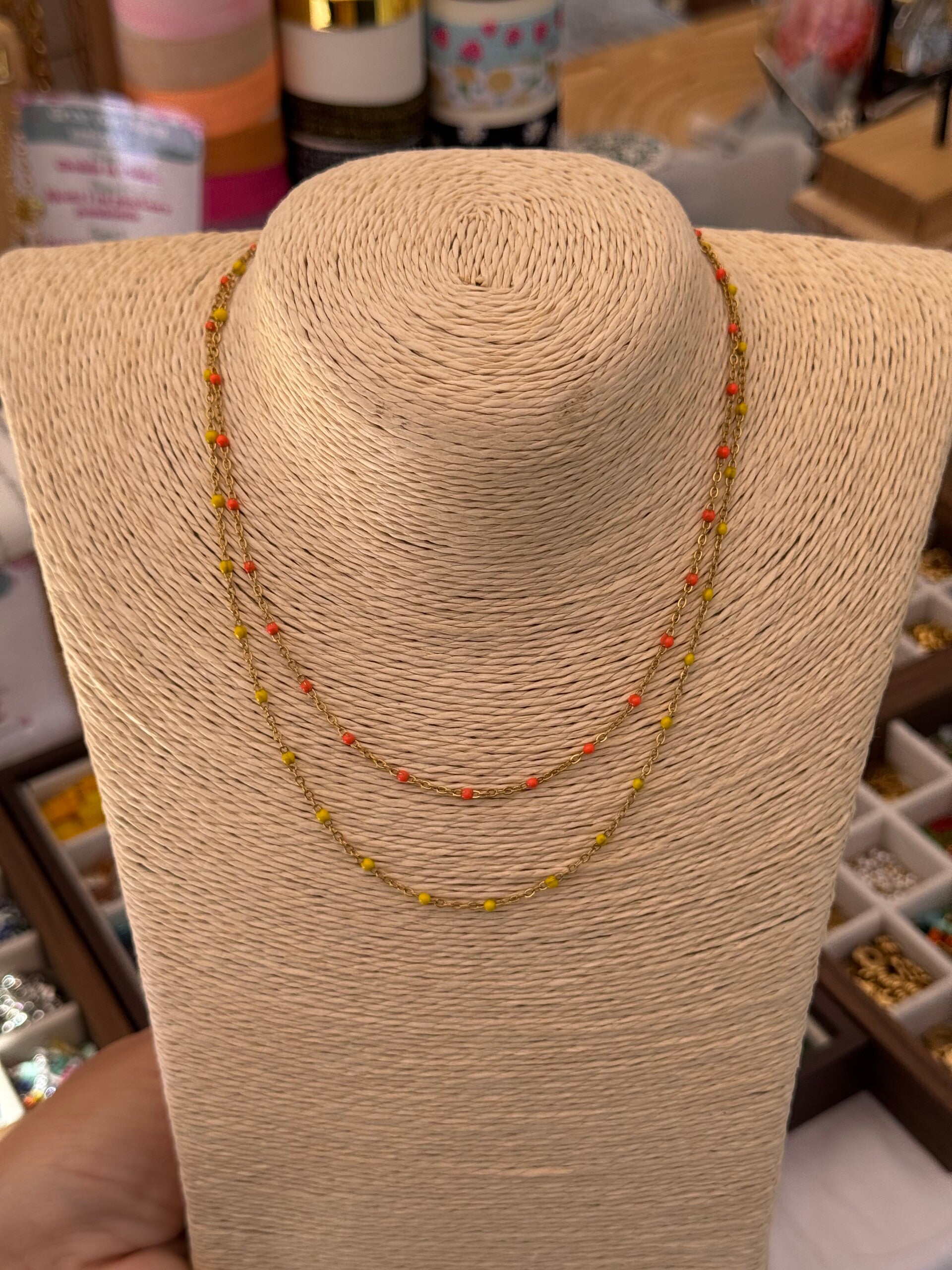 Collier doré à points jaune ou orange
