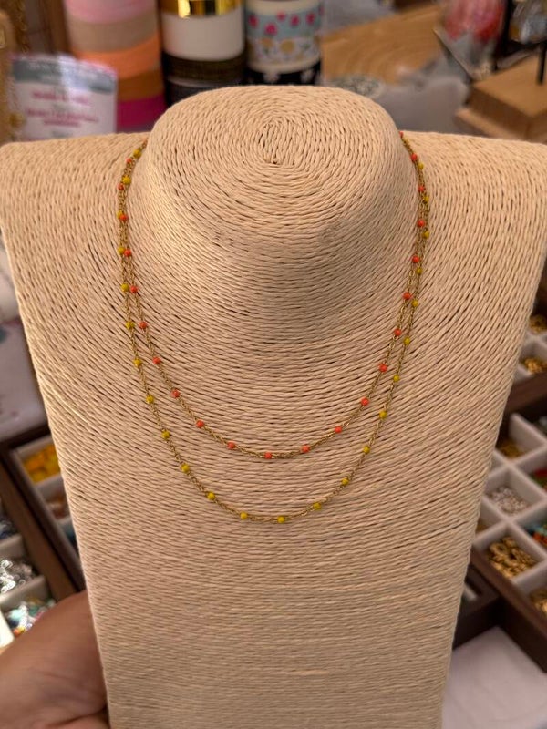 Collier doré à points jaune ou orange