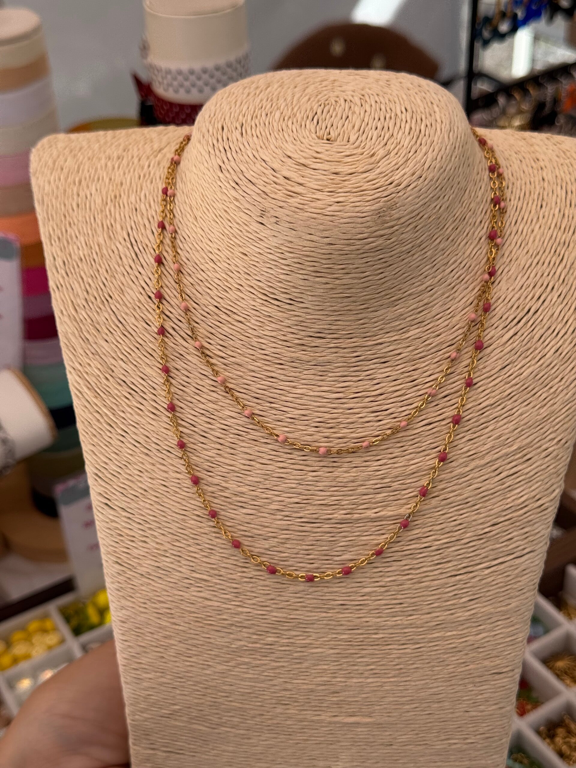 Collier doré points rose clair ou foncé