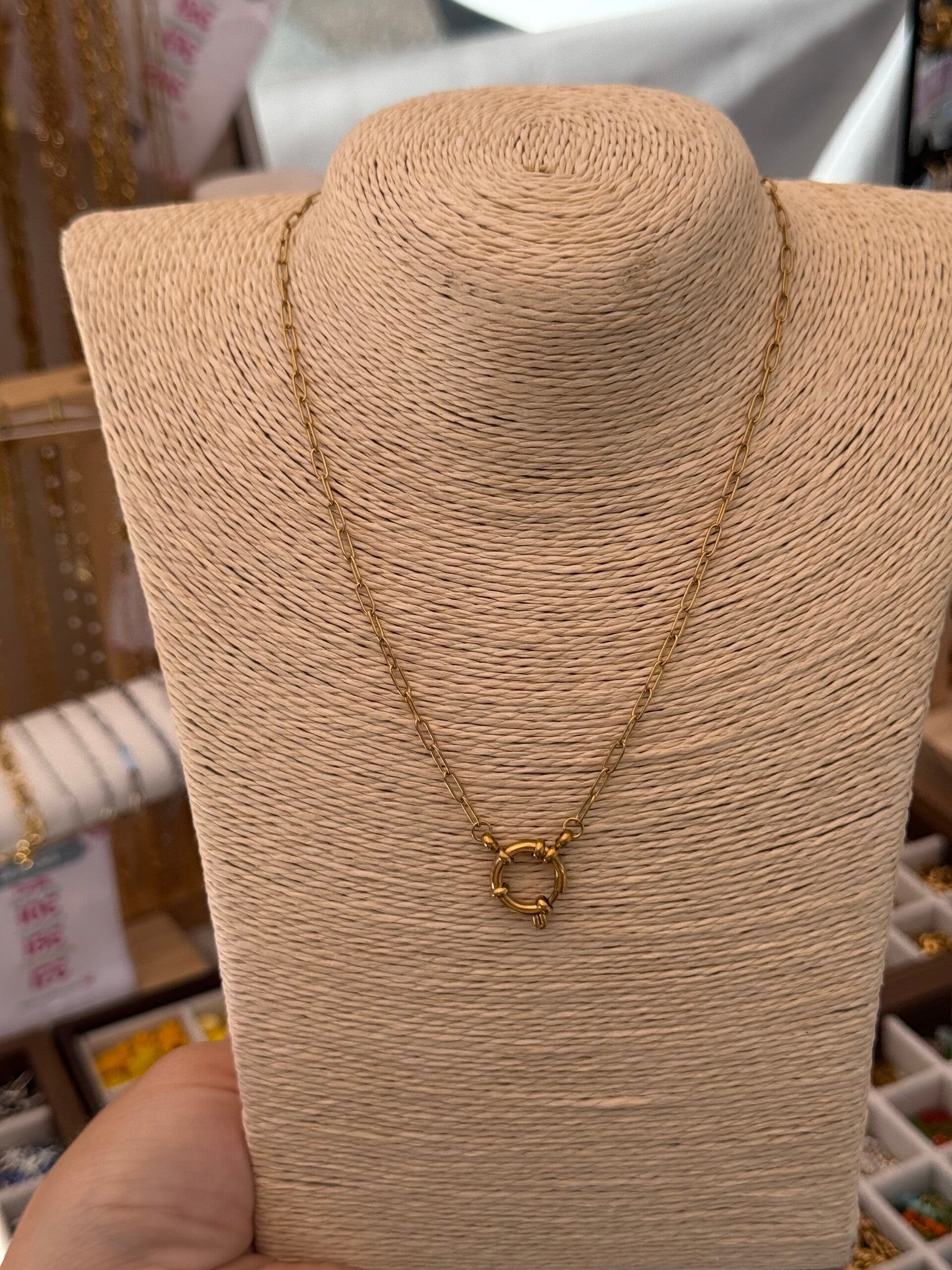 Collier doré avec fermoir au centre