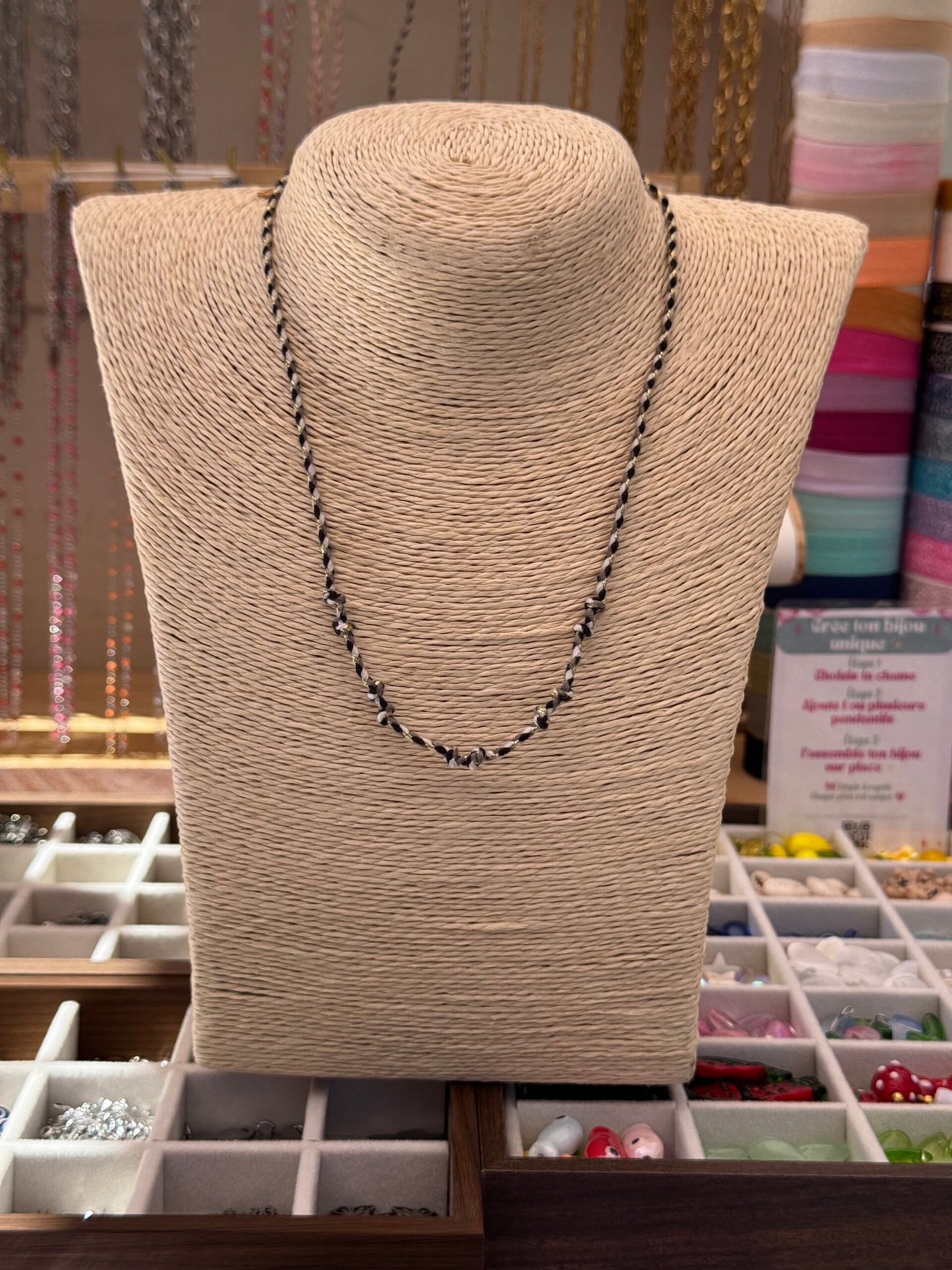 Collier cordon noir et doré