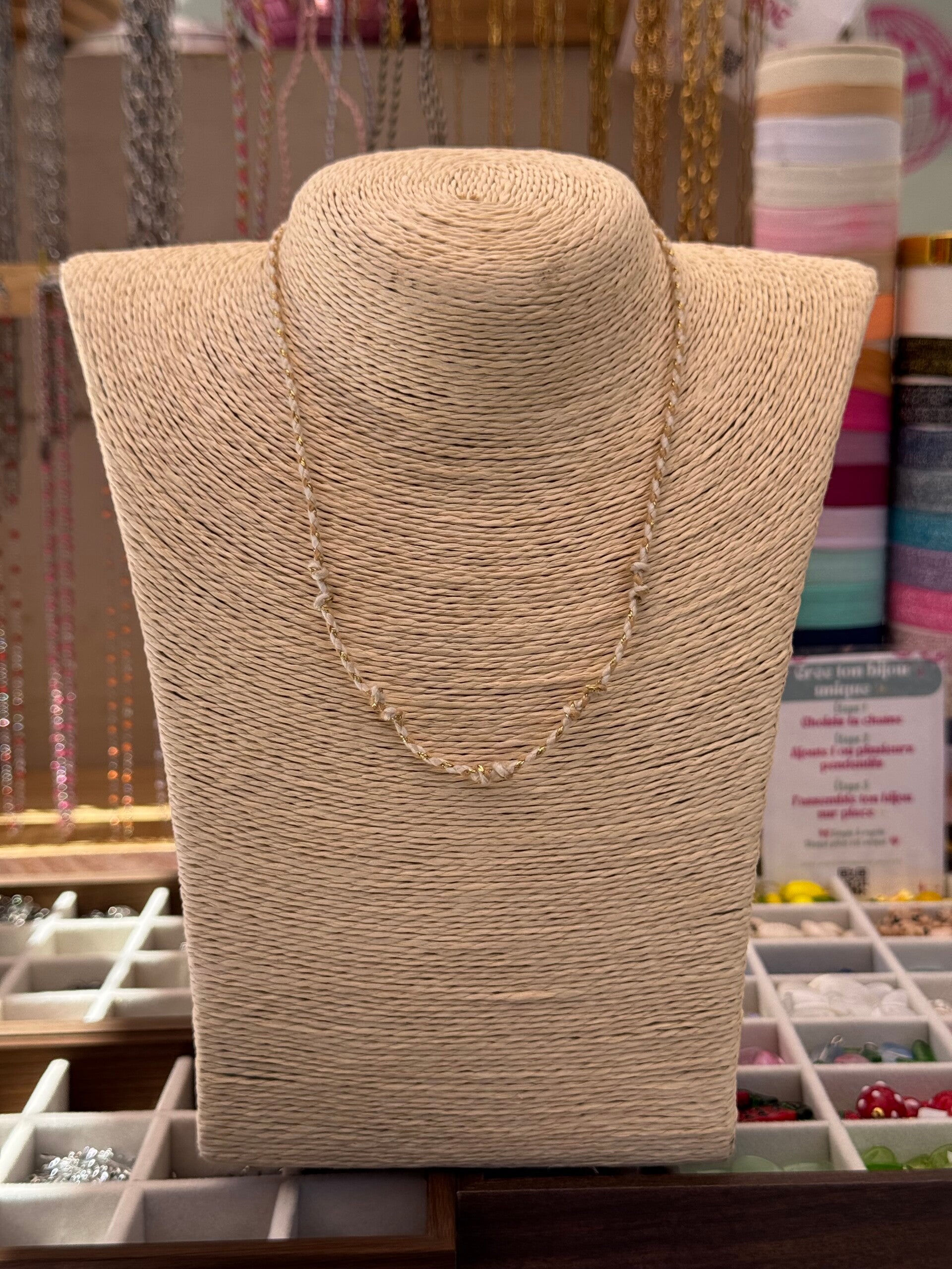 Collier cordon blanc beige doré