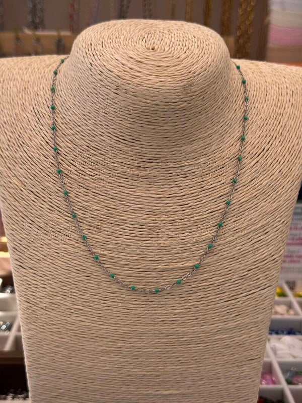 Collier maille argenté points verts