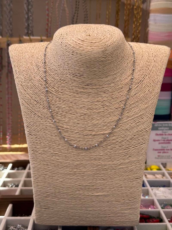 Collier argenté points blancs
