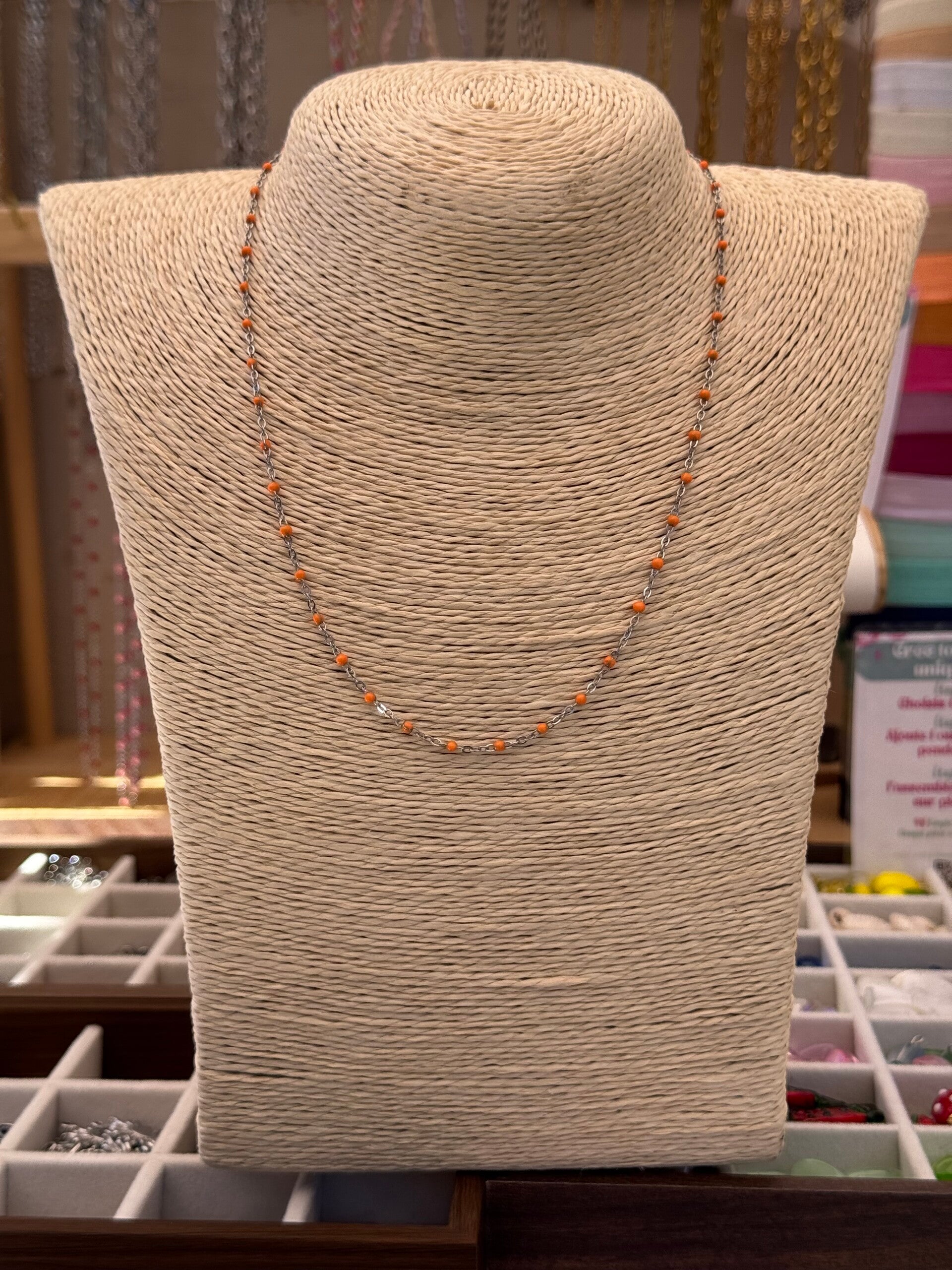 Collier argenté points orange