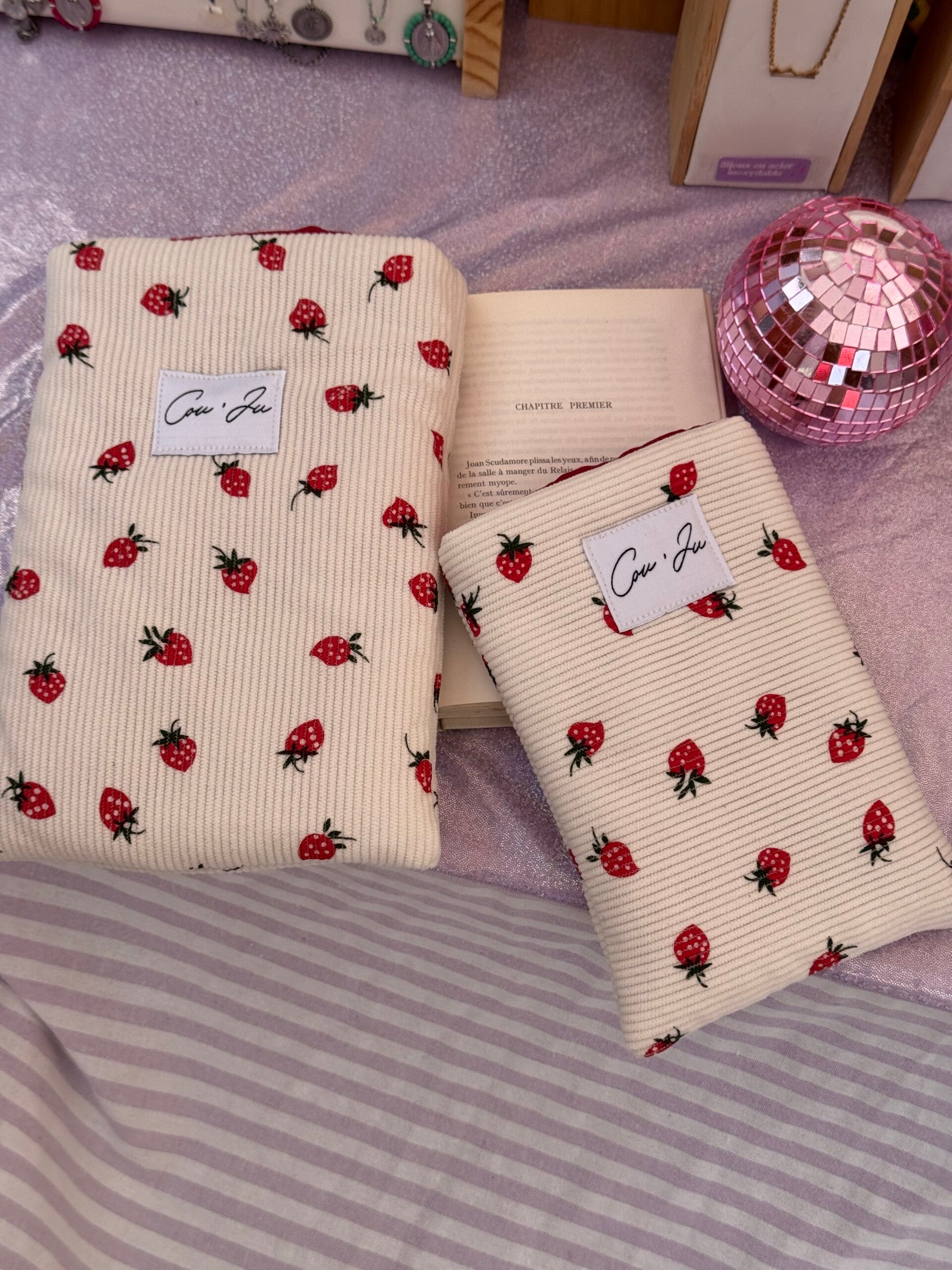 Housse de livre en velours côtelé - Fraises 🍓