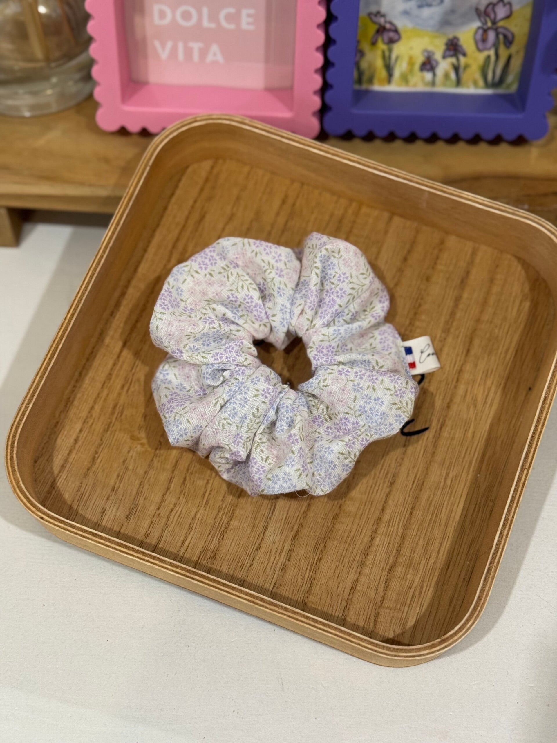 Chouchou blanc fleurie