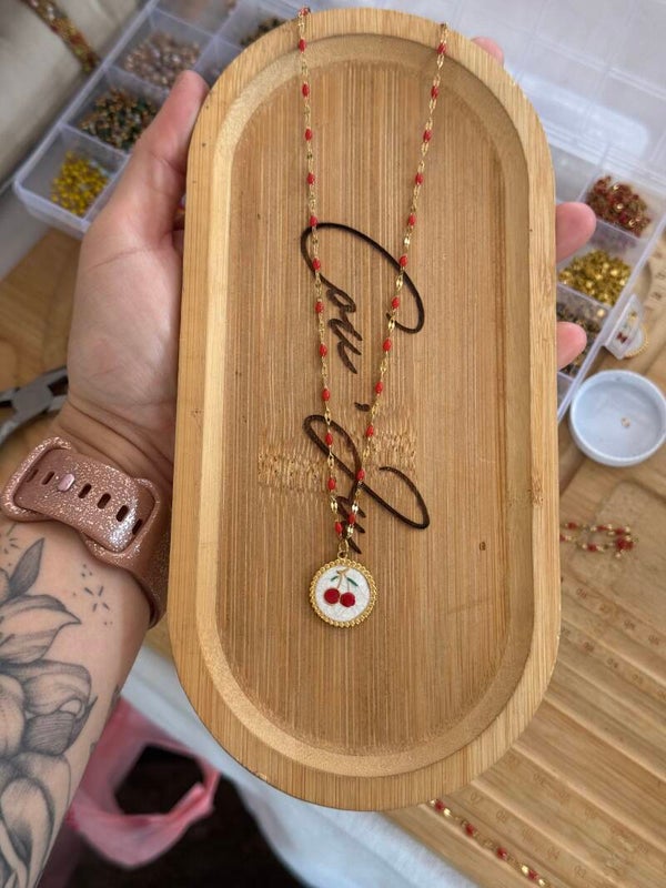 Collier doré & rouge cerises