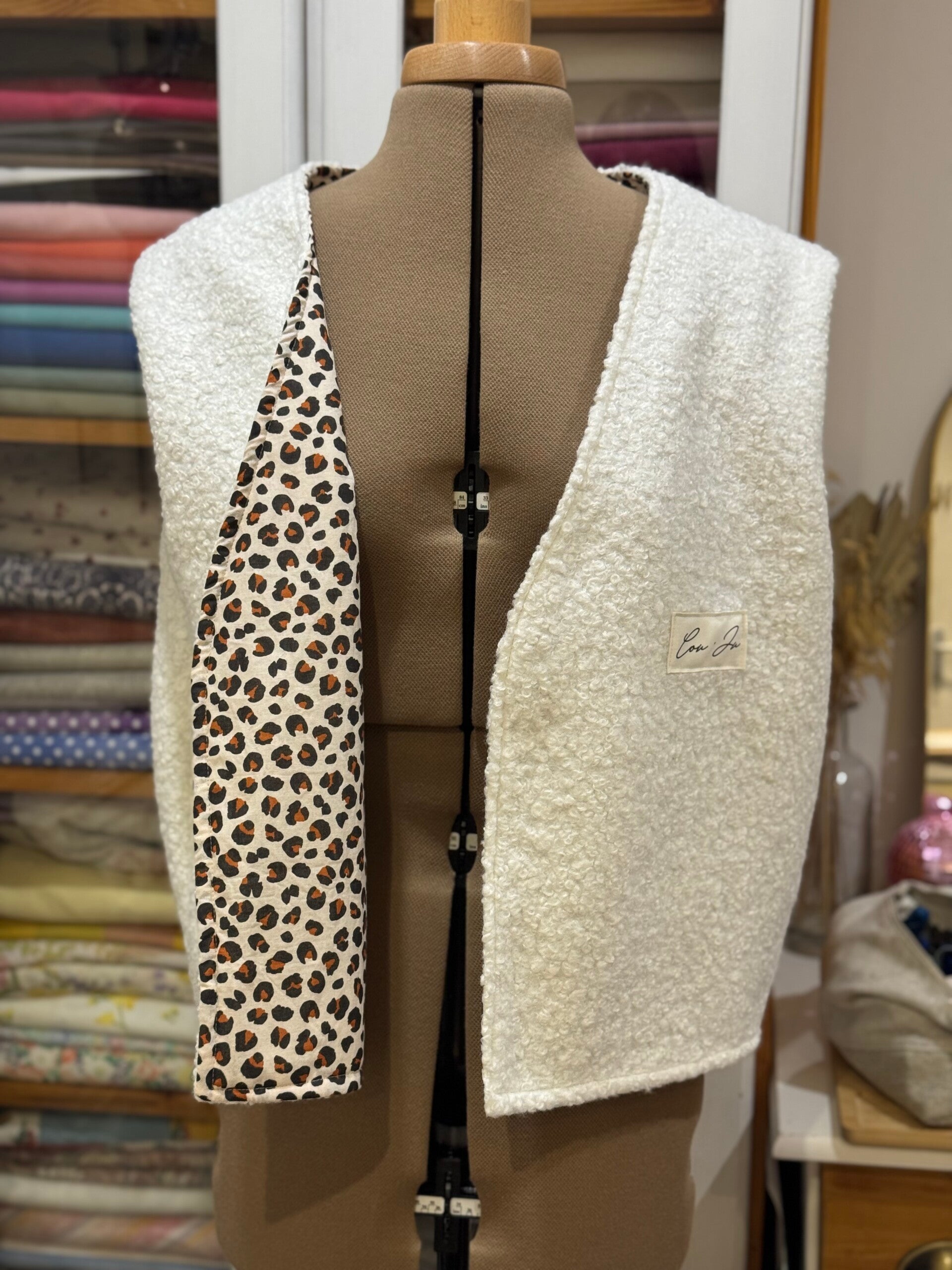 Gilet sans manches bouclette blanc et léopard | À PERSONNALISER