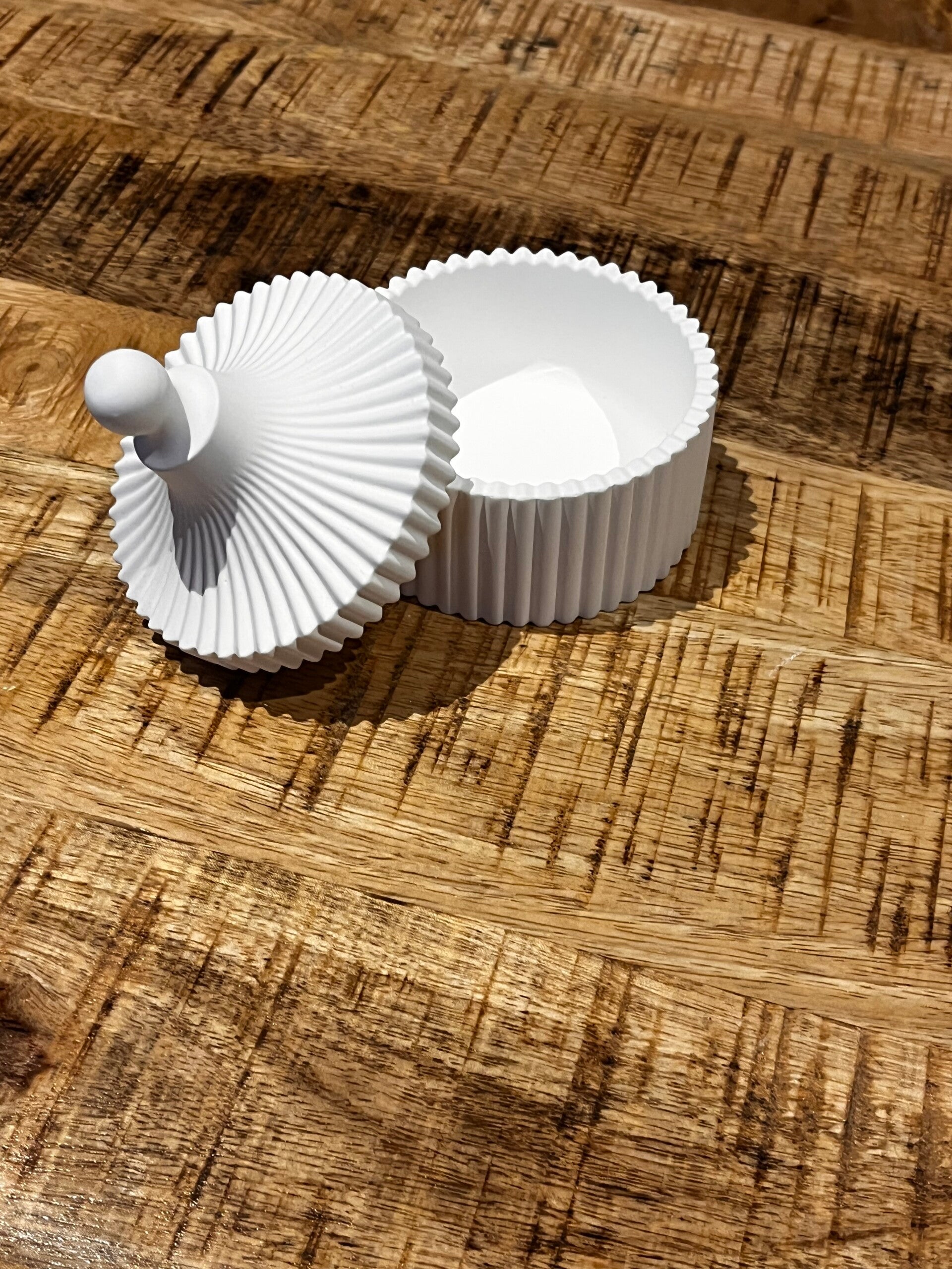 Geriffelte Dose mit Kugel