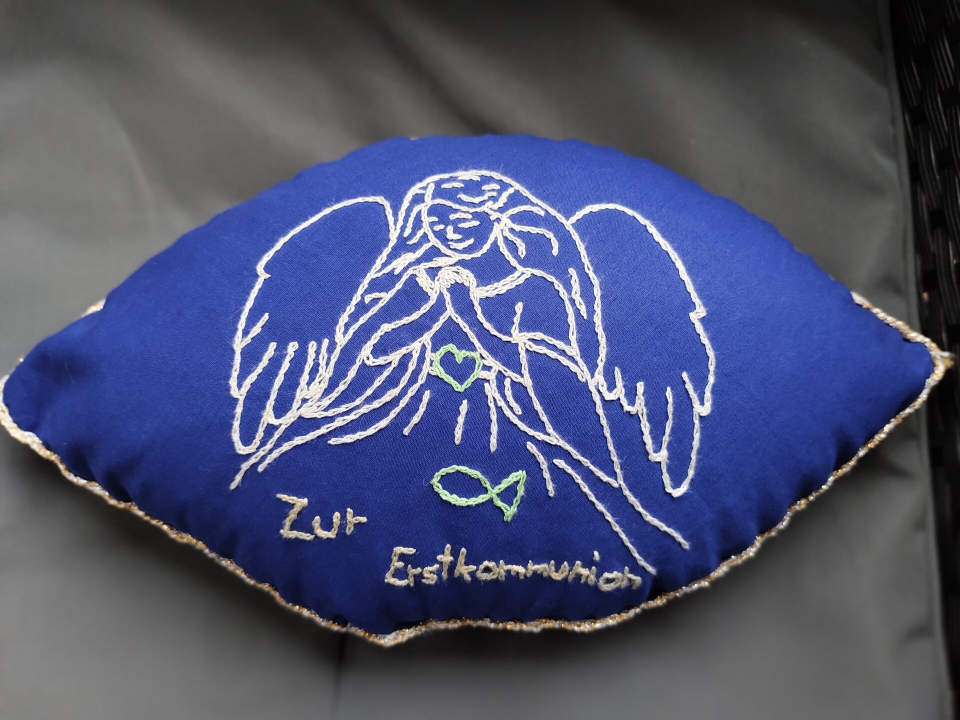 Geschenkkissen mit Stickerei