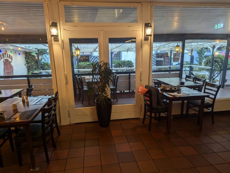 Gaststube mit Blick in die Raucherzone