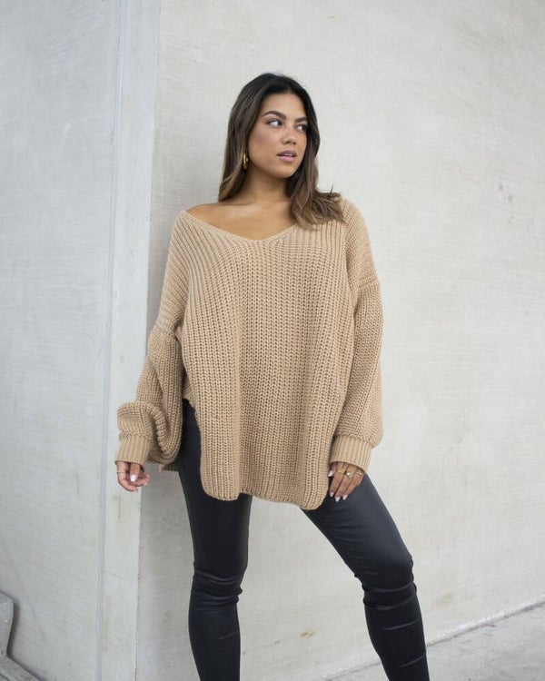 Oversized jumper camel