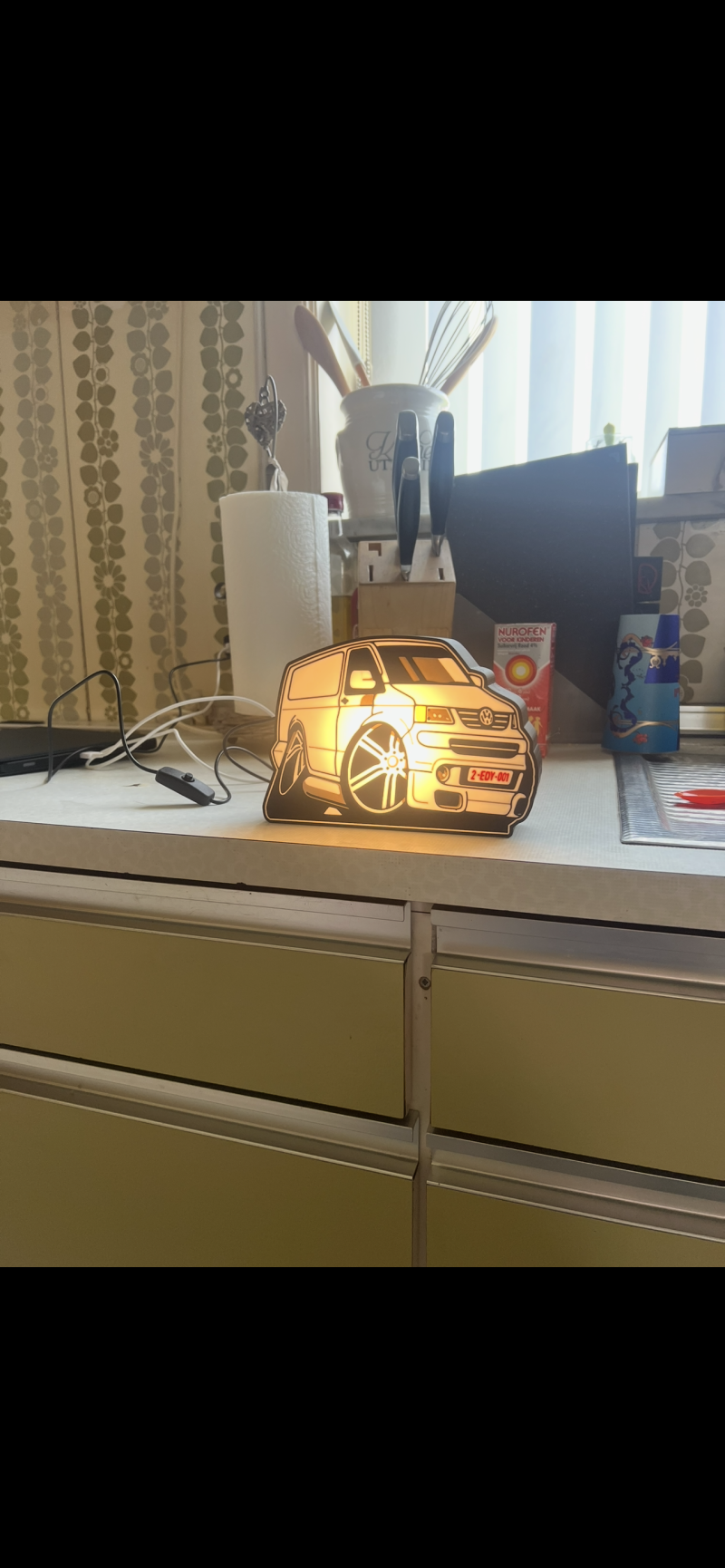 lichtbox van een gepimpte VW met nummerplaat 