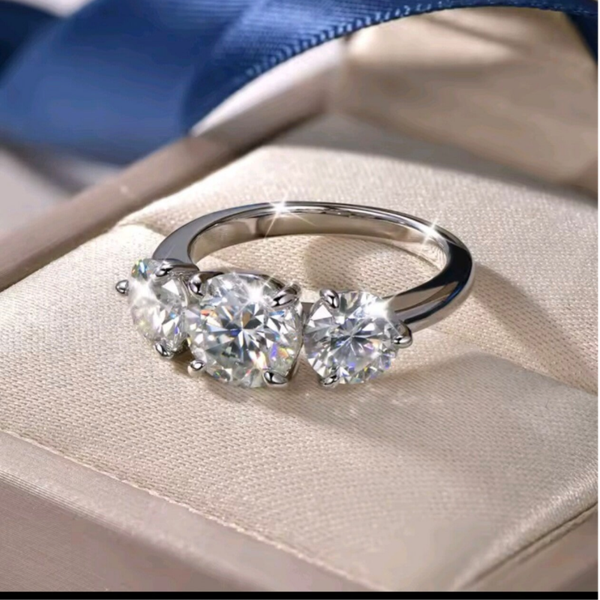 Anello Trilogy in argento 925 con moissanite 4ct