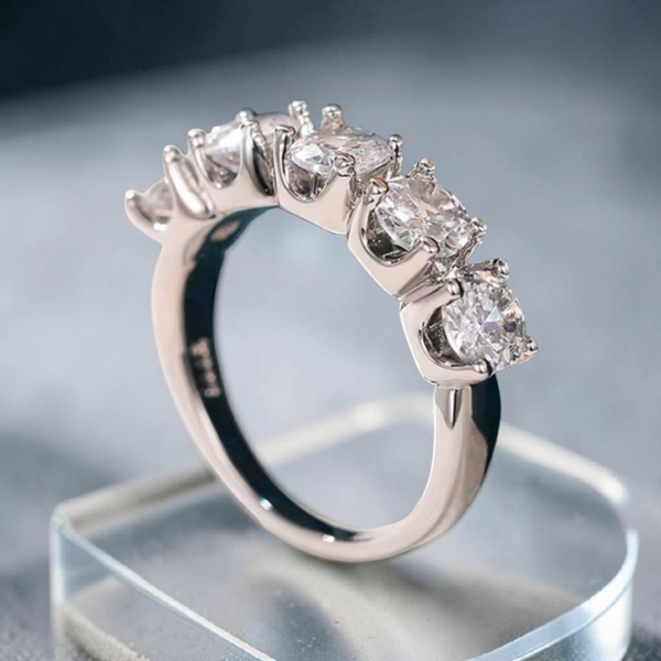 Anello semiveretta in argento con moissanite