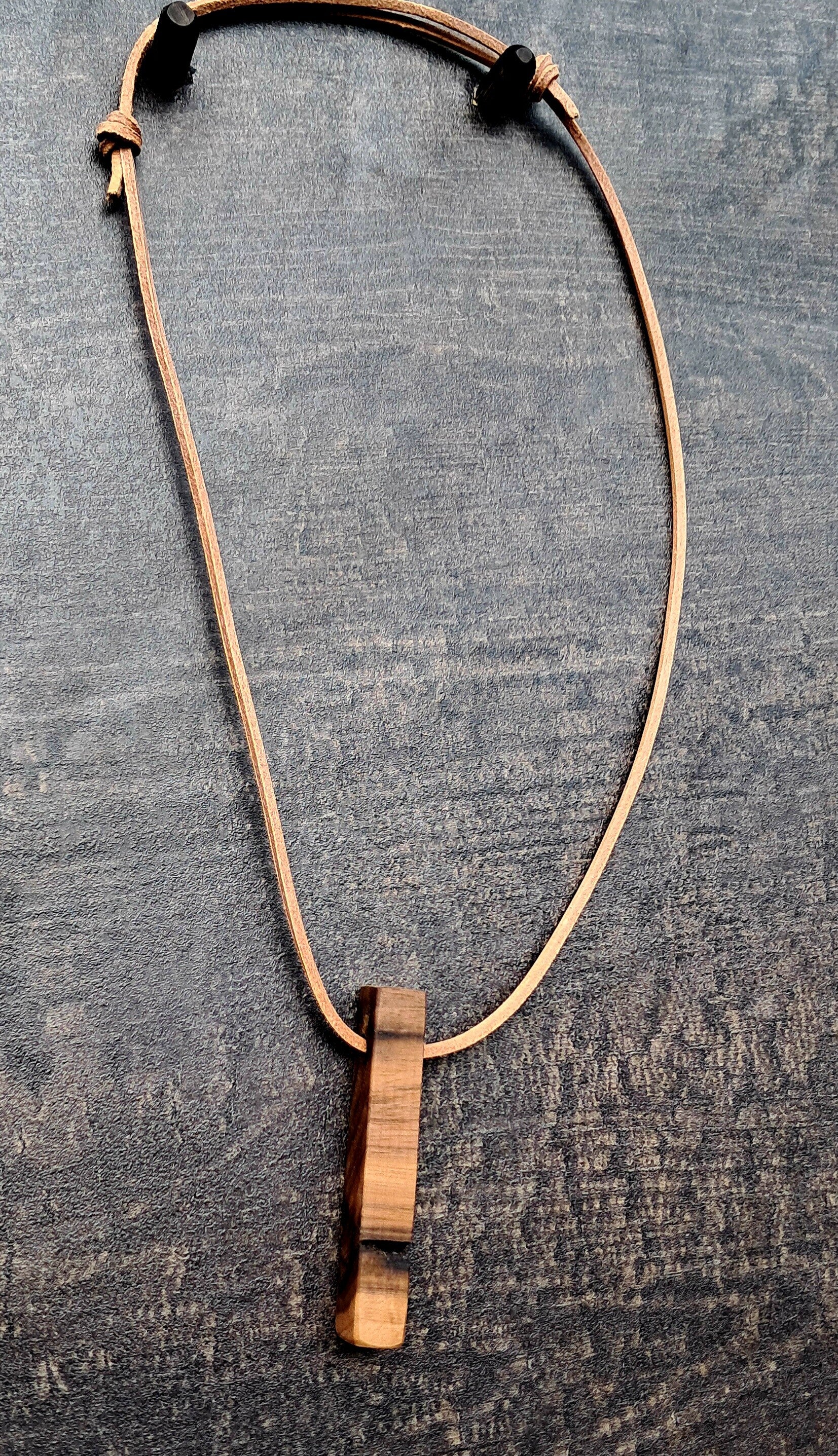 Edler Holzanhänger aus amerikanischem Nussbaum mit Lederband