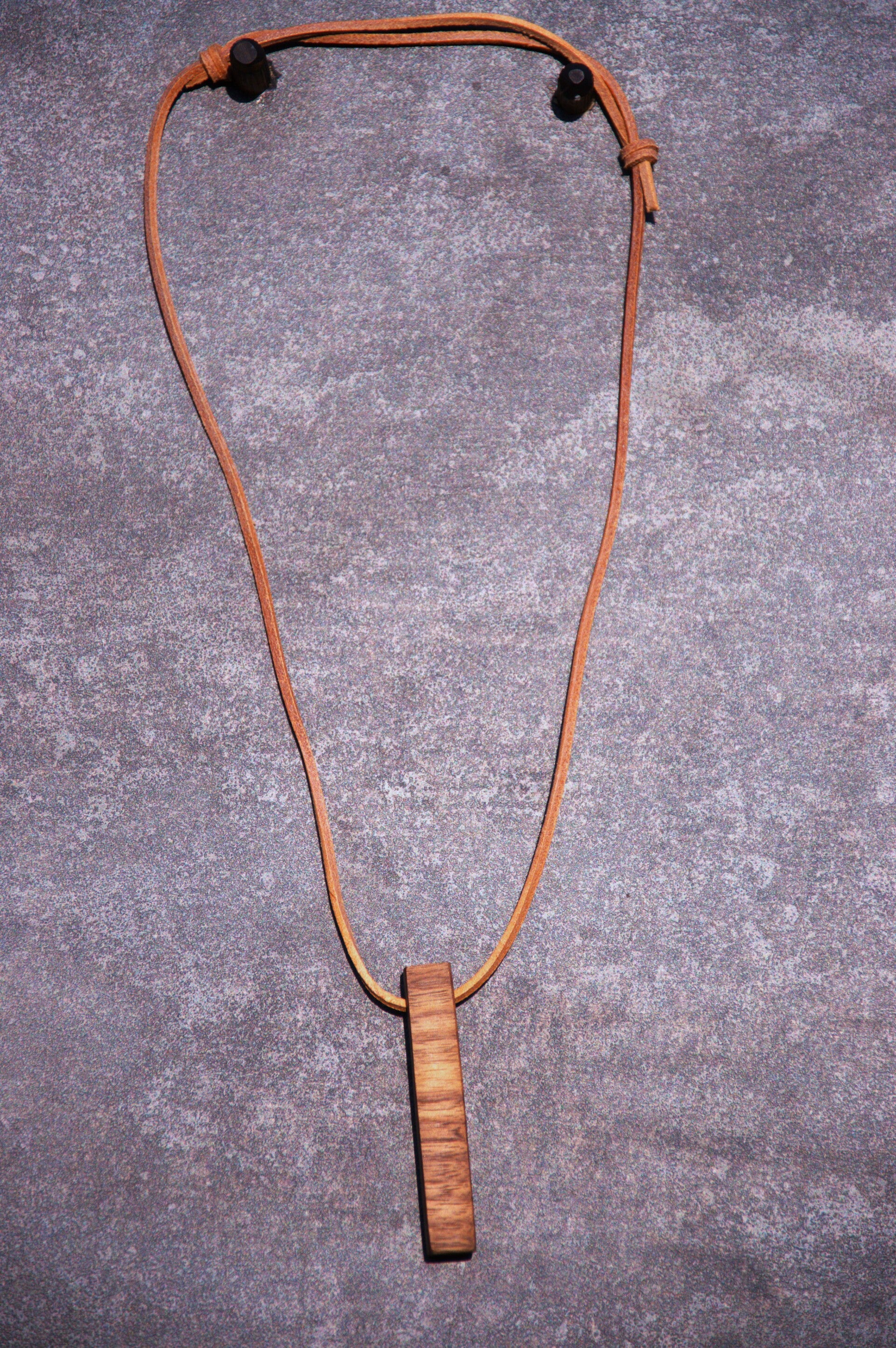 Edler Holzanhänger aus amerikanischem Nussbaum mit Lederband