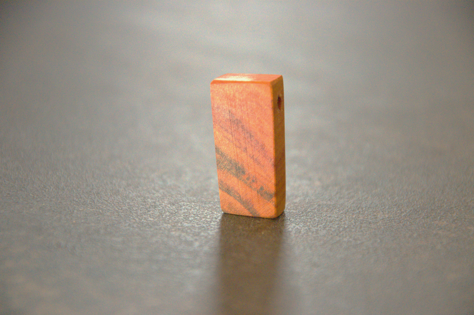 Lila trifft Charakter Halskette aus Pflaumenholz