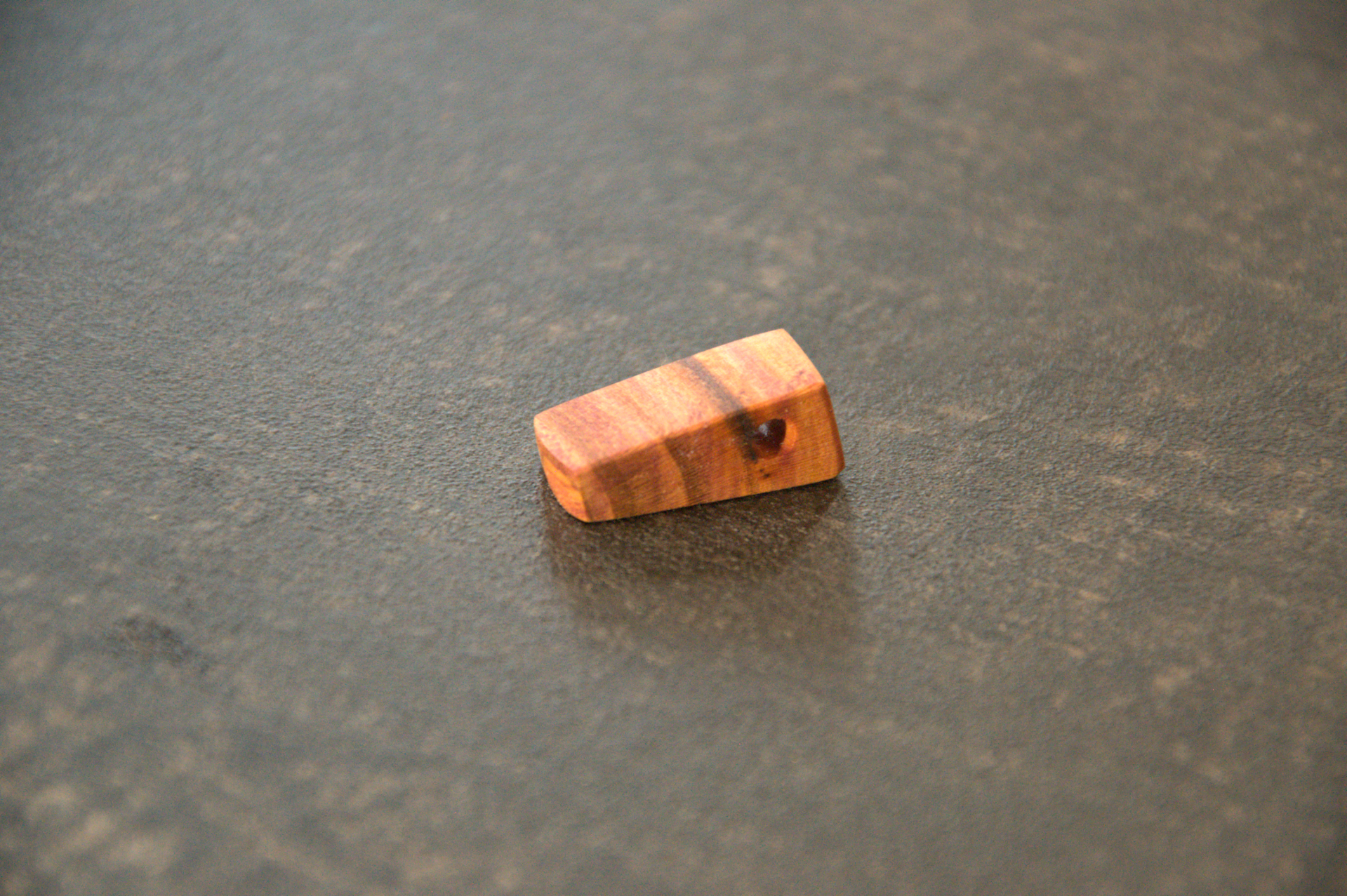 Lila trifft Charakter Halskette aus Pflaumenholz