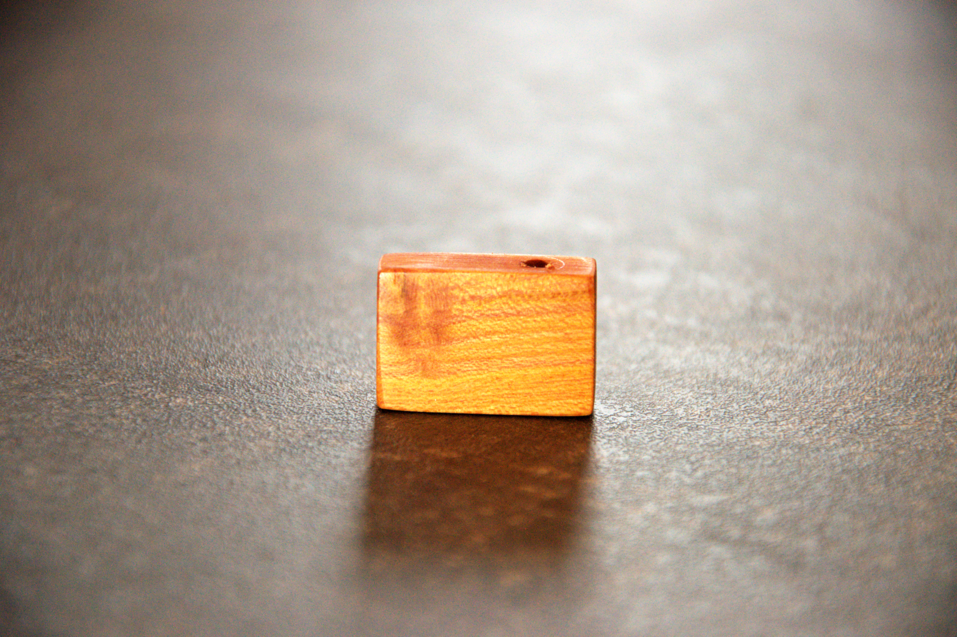 Lila trifft Charakter Halskette aus Pflaumenholz