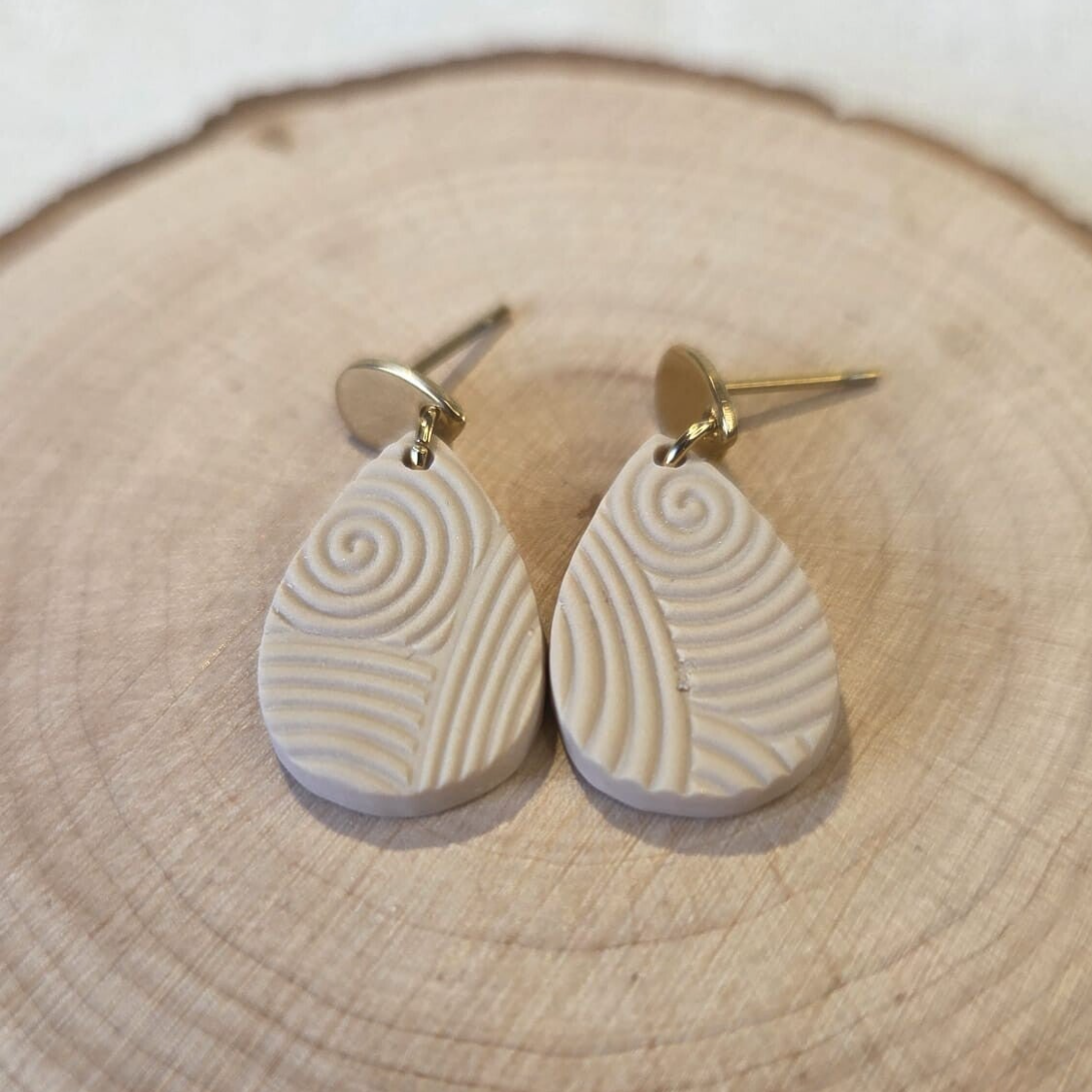 Beige oorbellen