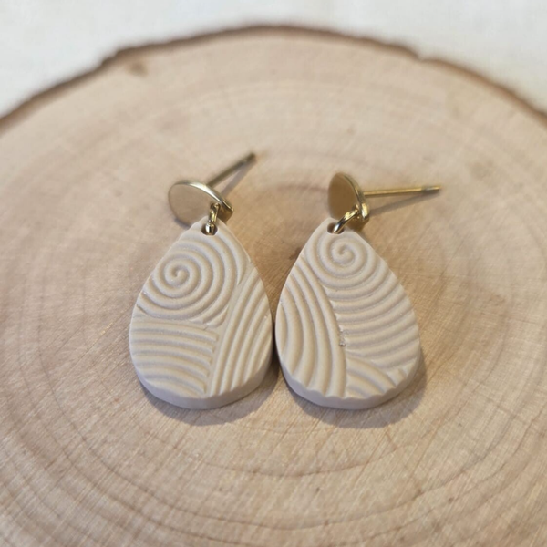Beige oorbellen
