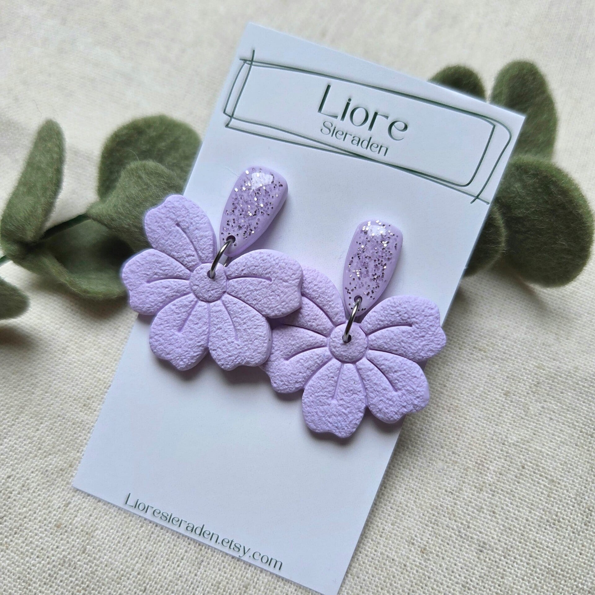 Lilly | Lila bloemen oorbellen