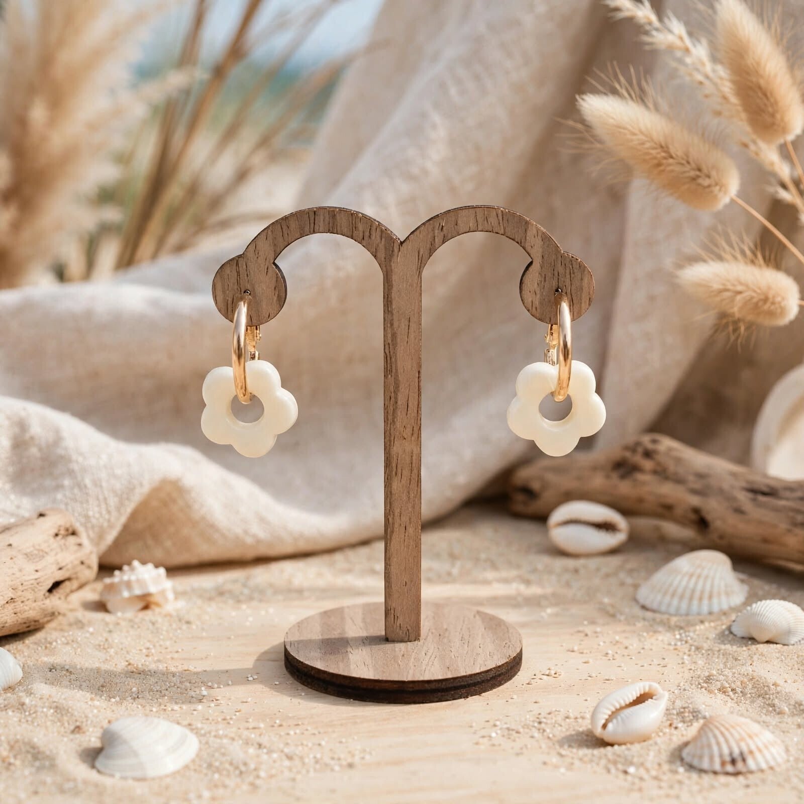 Boucles d'oreilles créoles doré et fleurs Beige mat