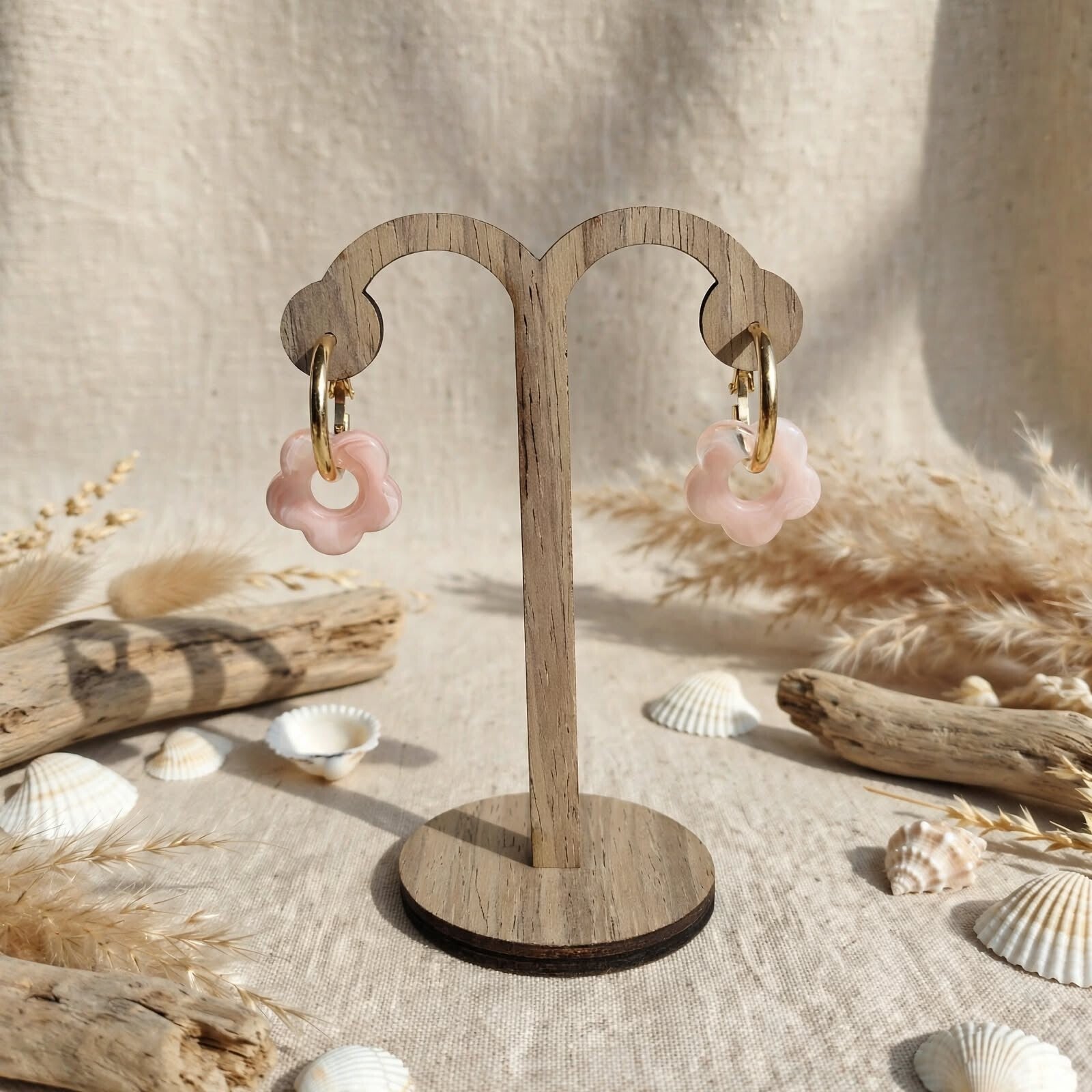 Boucles d'oreilles créoles doré et fleurs Rose pâle
