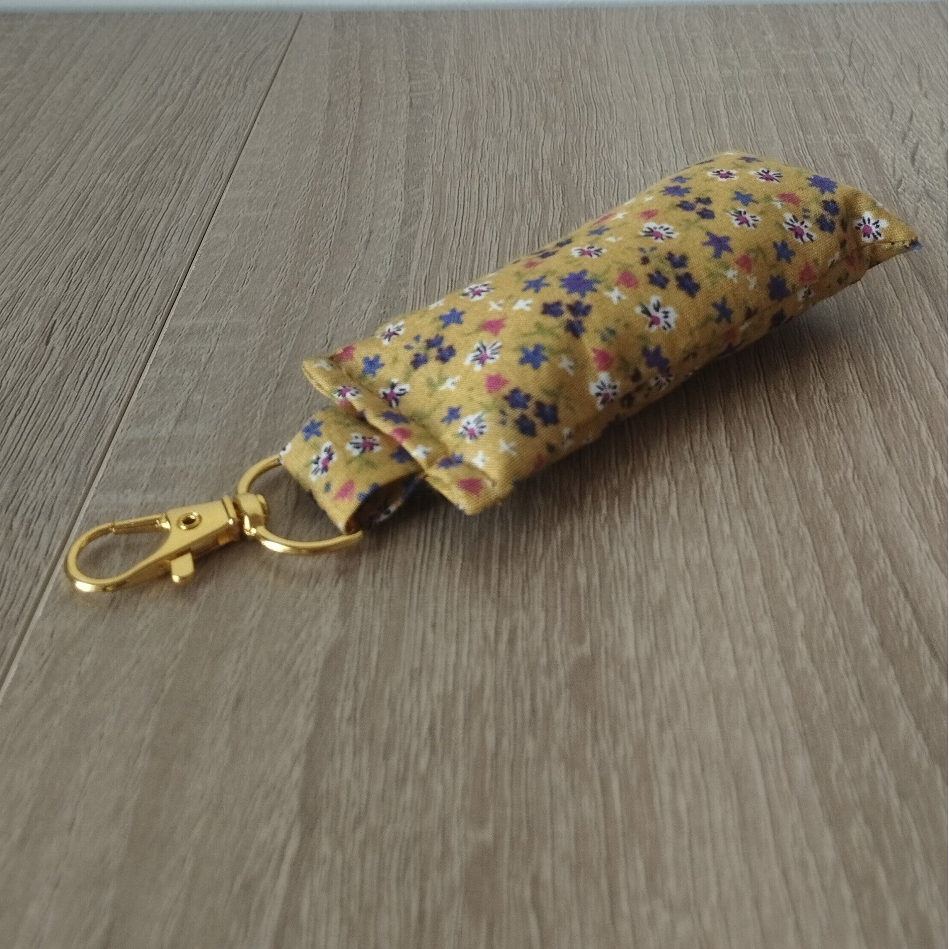 Porte-clés coussin fleurs moutarde boucle dorée