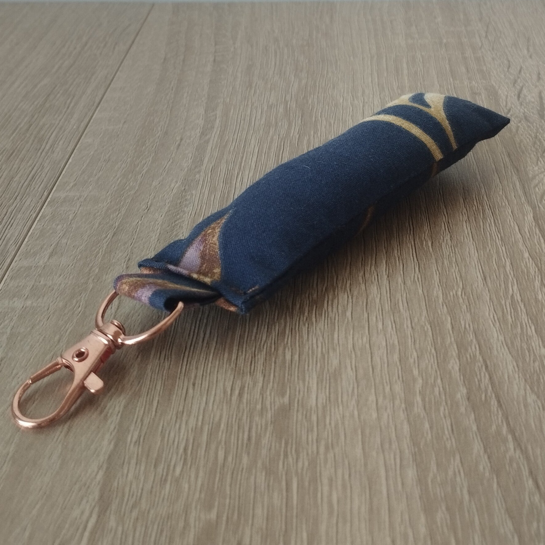 Porte-clés coussin feuillage bleu marine boucle dorée rose