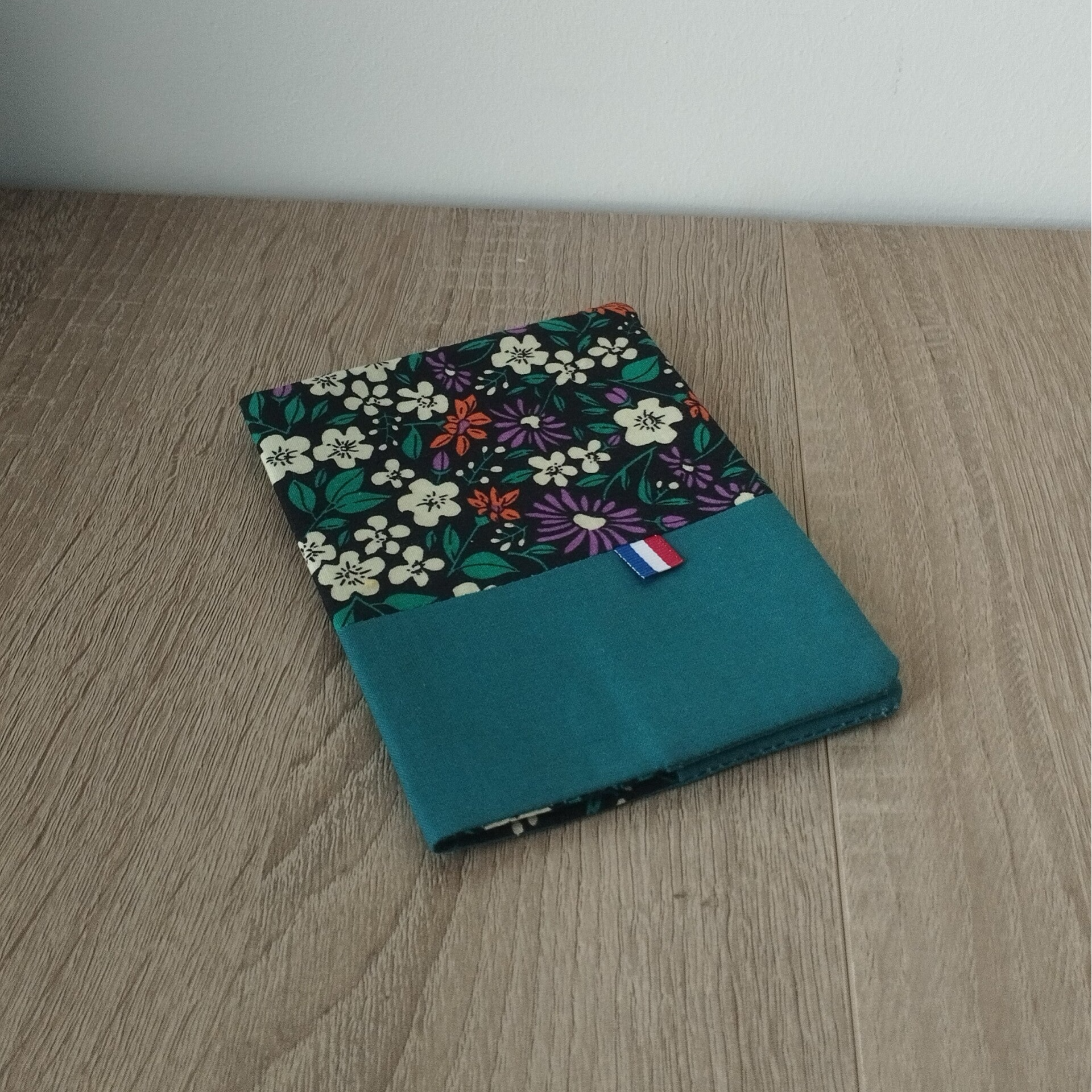 Protège-passeport fleurs noir