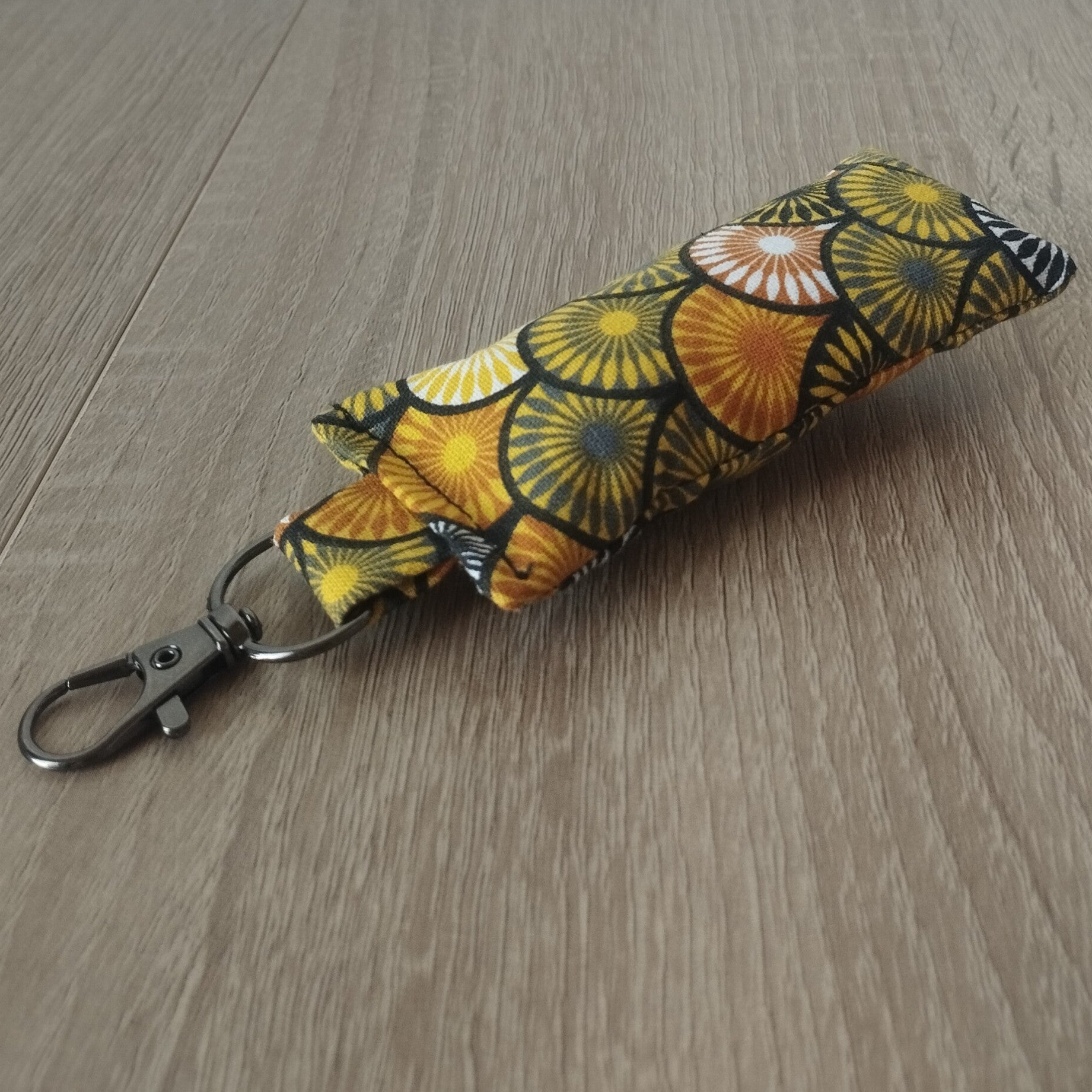 Porte-clés coussin éventails jaune et noir boucle noire