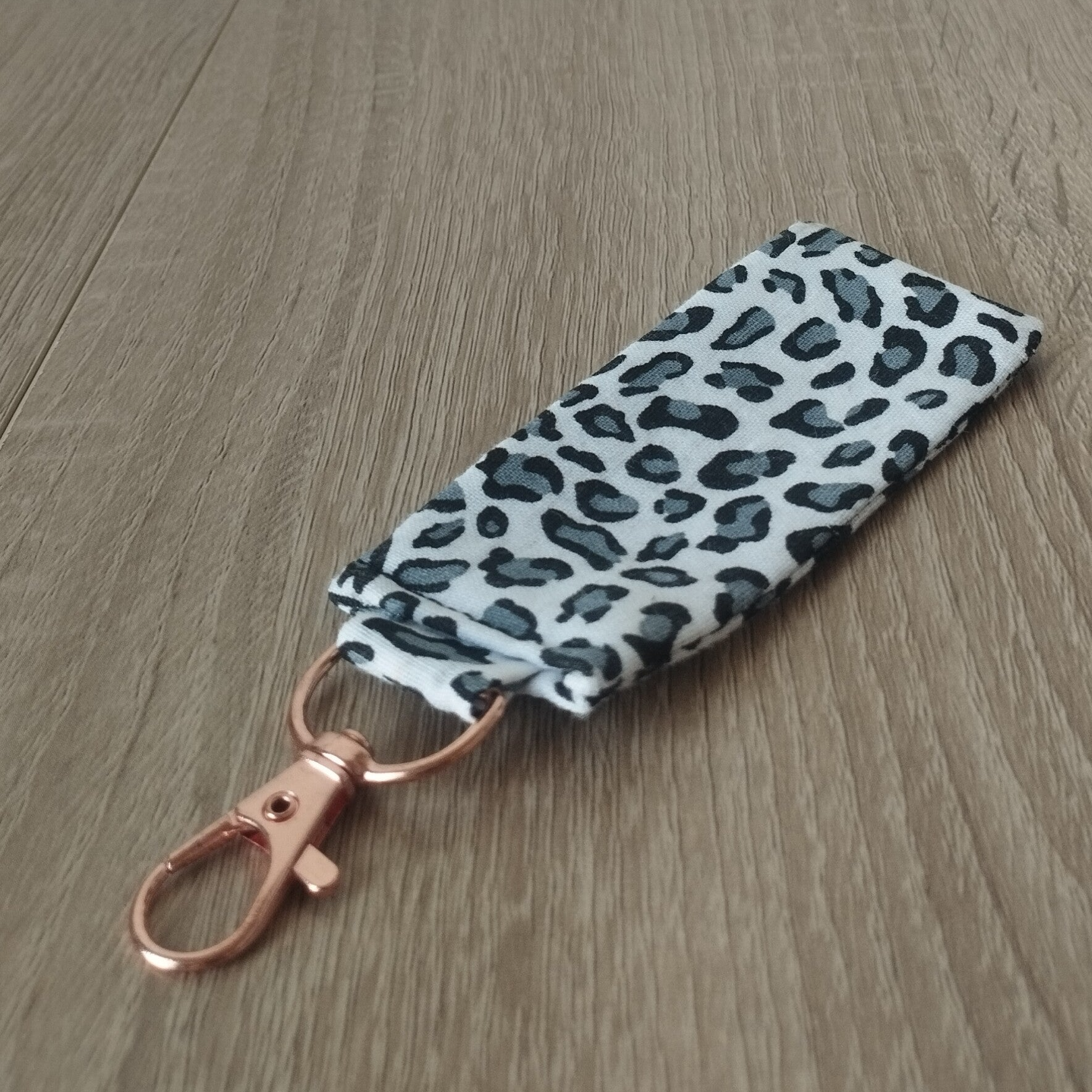 Porte-clés plat léopard noir boucle dorée rose