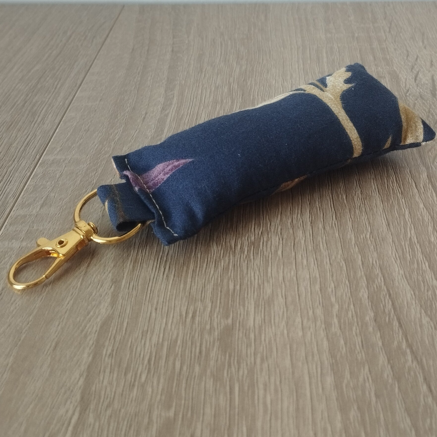 Porte-clés coussin feuillage bleu marine boucle dorée