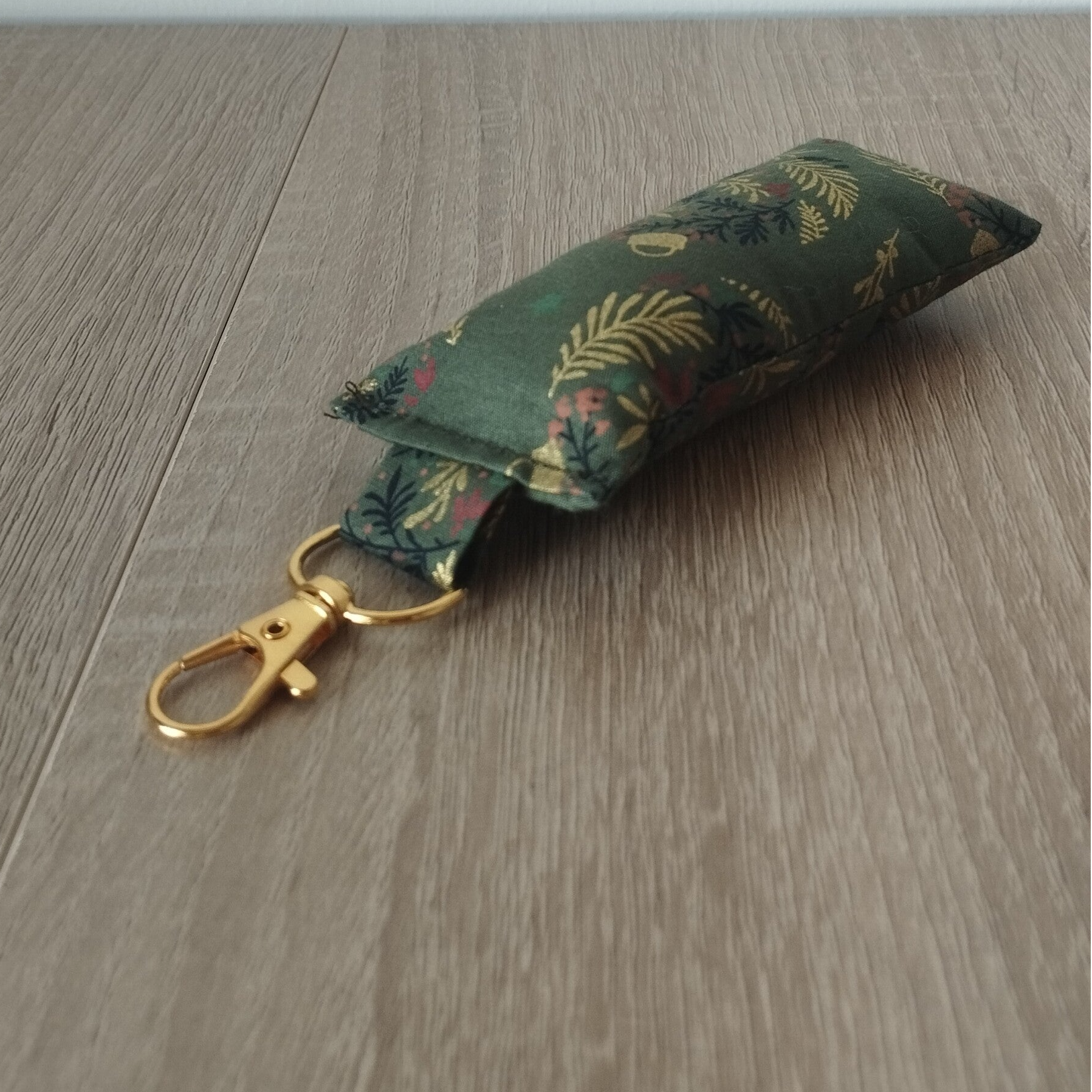 Porte-clés coussin kaki boucle dorée jaune