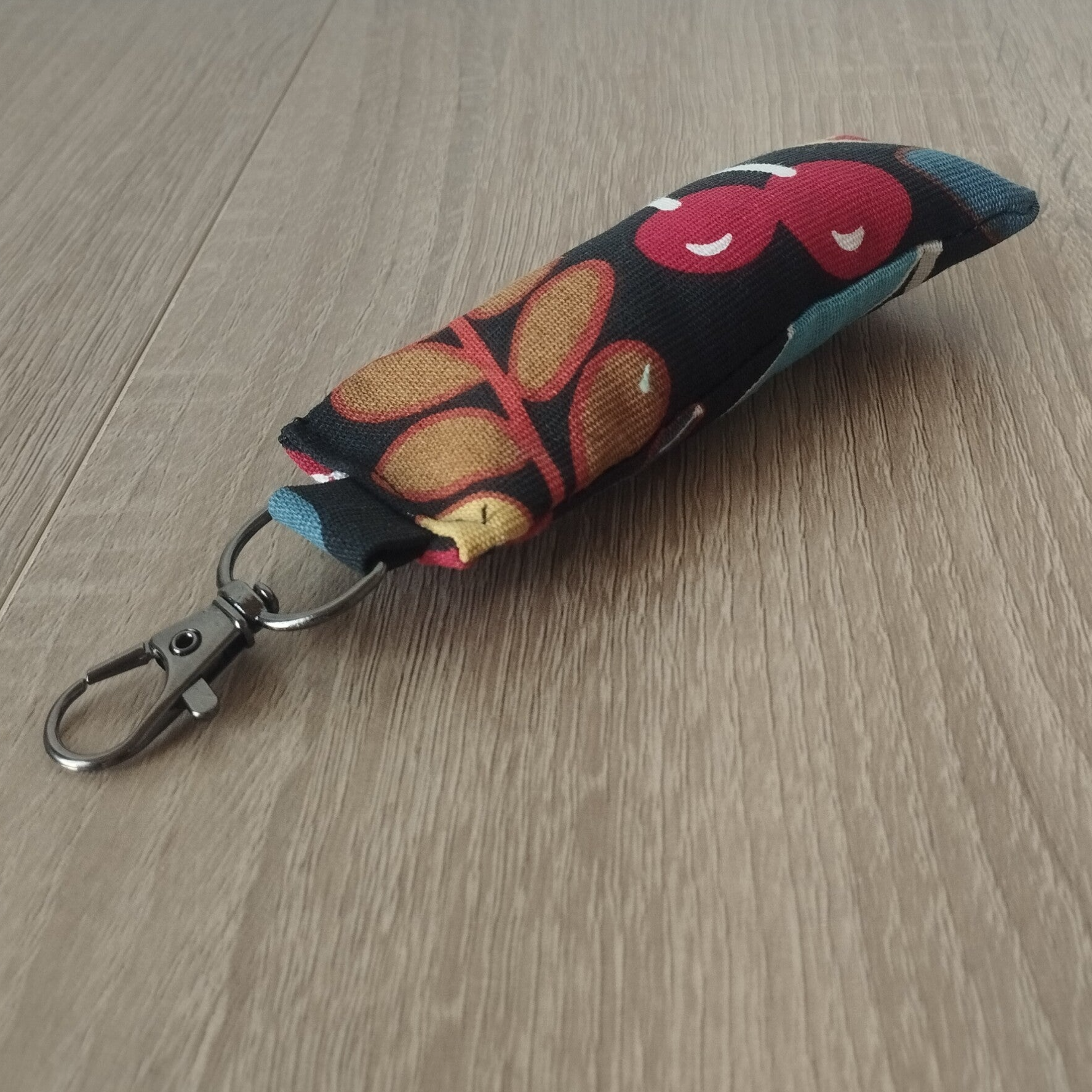 Porte-clés coussin noir cerises boucle noire