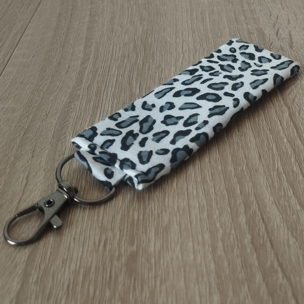 Porte-clés plat léopard noir boucle noire