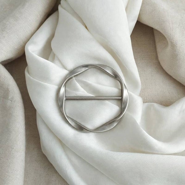 Attache-foulard rond argenté mat